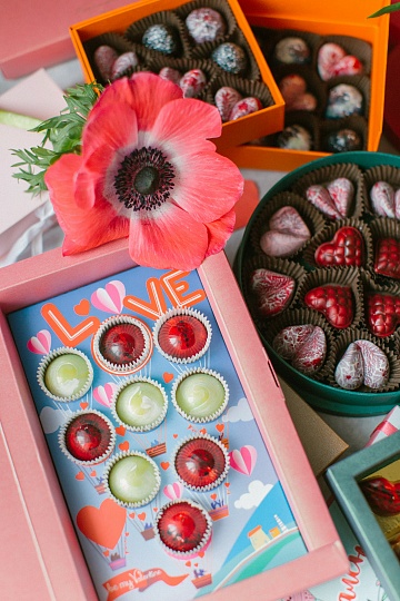 Подарочный набор с 9 конфетами «LOVE»