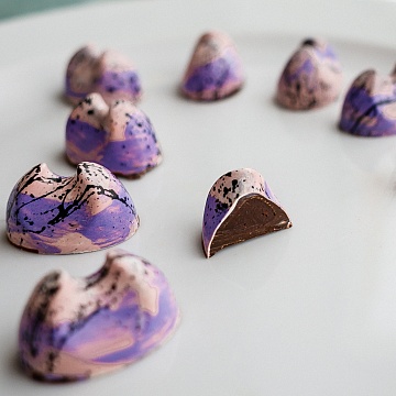 Шоколадная конфета ручной работы «Ежевика»